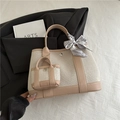 Minimalistische Canvas-Tasche in Off-White und Camel-Leder mit Mini-Beutel und Seidentuch - Khaki