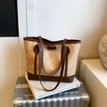 Borsa tote in tela kaki con manici in pelle marrone sopra una valigia argento - Cachi Senza Pendente