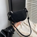 Minimalistische schwarze mattierte Satteltasche mit Kordelzug-Gurt und Silber-Reißverschluss - Schwarz