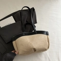 Bolso tote grande minimalista en color caqui con detalles negros y correas de hombro - Estilo de Patchwork de Materiales / Caqui