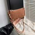 Braune Umhängetasche aus mattem Wildleder im Halbmond-Design mit Metallschnallen - Braun