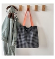 Detail van geruite canvas draagtas met levendige oranje brede schouderband in lifestyle-stijl - Zwart Grijs Ruit met Oranje Handvat / Grijs