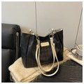 Detail van zwarte doorgestikte shopper met crème handvatten en goudkleurig metalen logo - Wit