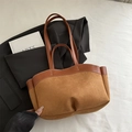 Bolso tote de ante marrón con costuras de cuero y detalles de bordes ondulados - Estilo de Patchwork de Materiales / Marrón
