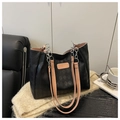 Detailopname van zwarte gewatteerde shopper met roze leren riem en zilveren ketting - Roze