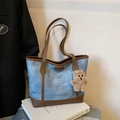 Retro blauwe denim shopper met bruine leren bies en schattige beer hanger - Blauw met hanger