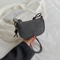 Borsa a tracolla a mezzaluna in pelle smerigliata grigio scuro con design minimalista - Grigio