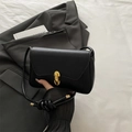 Borsa a spalla in pelle nera minimalista con chiusura dorata e tracolla annodata - Nero