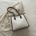 Borsa tote intrecciata bianca con finiture marroni e spalline su blazer beige - Bianco
