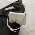 Borsa a tracolla bianca con chiusura dorata e cinturino annodato dal design elegante - Bianco