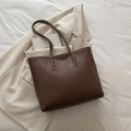 Grande borsa tote marrone scuro con trama intrecciata e manici lunghi da donna - Marrone Scuro
