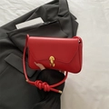 Elegante borsa a tracolla rettangolare rossa in finta pelle con chiusura dorata e nodo - Rosso