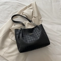 Bolso tote acolchado negro para mujer con cadena plateada y detalle de placa de logo oro - Negro