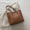 Grande borsa tote marrone scuro con trama a serpente su blazer beige e libro d'arte - Cuoio