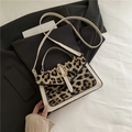 Minimalistische beige crossbodytas met luipaardprint flap en gouden metalen sluiting - Wit