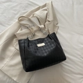 Bolso tote grande negro con relieve de cuadros y correa de cadena plateada - Blanco