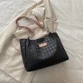 Bolso tote grande a cuadros negros con correa de cadena rosa y diseño espacioso - Rosa