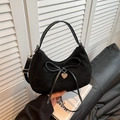 Bolso media luna retro de ante negro con detalle de lazo y colgante de corazón - Negro