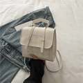 Mochila elegante de cuero PU beige a cuadros con estampado de oso y diseño de solapa - Blanco Sin Colgante