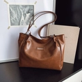 Bolso tote marrón de alta capacidad en cuero sintético con cadena y etiqueta de moda - Sin colgante / Marrón