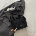 Schicke Beuteltasche mit schwarzem Leopardenmuster, Goldschrift und verstellbarem Gurt - Schwarz