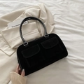 Schwarze Hobo-Tasche aus Wildleder mit Vintage-Klappentaschen und Silberbeschlägen - Schwarz