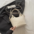 Minimalistische beigefarbene Beuteltasche mit Ledertextur und Griff für Damen Mode - Gebrochenes Weiß