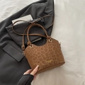 Braune Beuteltasche mit Leopardenmuster, Knotengriff und verstellbarem Trageriemen - Braun