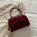 Vintage bordeauxrote Samt-Schultertasche mit Klapptaschen und Ledergriffen - Rot