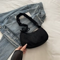 Bolso de hombro de media luna plisado negro mate con detalle de lazo en la correa - Negro