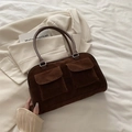 Dunkelbraune Wildleder-Einkaufstasche mit zwei Vordertaschen und Silberbeschlägen - Braun