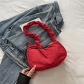 Bolso de hombro de ante rojo mate con asa plisada y detalle de lazo decorativo - Rojo
