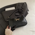 Bolso bajo el brazo de charol negro brillante con un elegante broche de lazo dorado - Negro