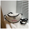 Primer plano del bolso de lona crema con bordado FANYISSA rosa y cremalleras de metal - Blanco