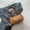 Bolso de hombro marrón de ante con detalle de nudo en la correa sobre chaqueta vaquera - Marrón