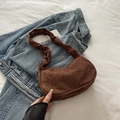 Bolso de axila tipo media luna de pana marrón oscuro con correa de hombro plisada - Marrón
