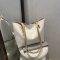 Minimalistische gebroken witte shopper met kaki bandjes en FASHION & BAGS tekst op voorzijde - Wit