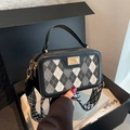Luxus Handtasche mit Karomuster-Prägung, Goldplakette und gewebtem Schultergurt im Ethno-Stil - Schwarz