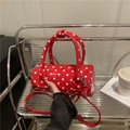 Schicke rote Polka-Dot-Zylindertasche mit Tragegriffen und verstellbarem Schultergurt - Rot