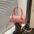 Rosa gepunktete Zylindertasche mit Glanzeffekt und Tragegriffen für die Herbstmode 2025 - Rosa