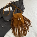 Bruine bohemian crossbodytas van suède-look met lange franjes en houten kralen - Bruin