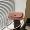Petit sac à bandoulière rose minimaliste avec boucle dorée texturée et chaîne métal - Rose