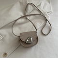 Mini borsa a tracolla kaki per bambini con fibbia a cuore e trama in pelle litchi - Cachi