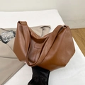 Vintage brown leather tote bag for women featuring a spacious interior and stylish wide strap - No Pendant / Brown