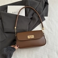 Petit sac carré marron avec boucle métallique dorée et anse longue pour porté épaule - Marron