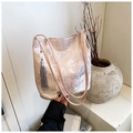 Dettaglio del ricamo paesaggistico e trama in seta su una borsa tote beige in stile cinese - Rosa