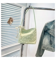 Primer plano detallado de un bolso tote de lona floral con lazo de encaje blanco - Verde