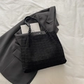 Schwarze Shopper-Tasche mit gewebter Textur und geflochtenen Griffen für einen schicken Look - Ohne Anhänger / Schwarz