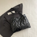 Borsa tote nera minimalista con pieghe e tracolla intrecciata dal design moderno - Nero senza Ciondolo