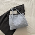 Hellblaue Shopper-Tasche mit quadratischer Textur und gewebten Tragegriffen für Alltag - Ohne Anhänger / Blau